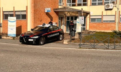 Pretende di essere medicato a un dito, la Guardia Medica impaurita chiama i Carabinieri