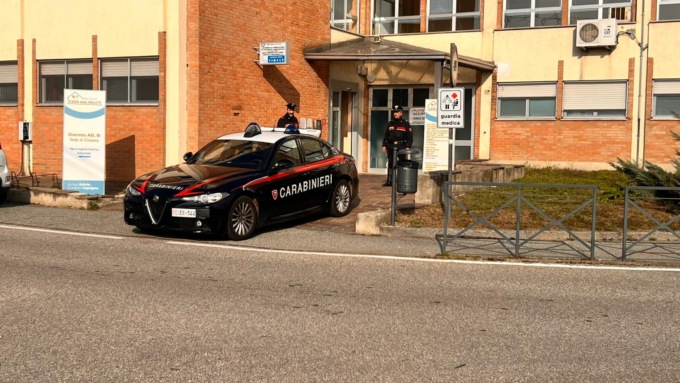 Pretende di essere medicato a un dito, la Guardia Medica impaurita chiama i Carabinieri