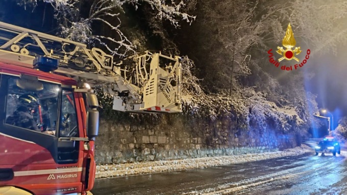 Emergenza neve con oltre sessanta interventi portati a termine dai Vigili del fuoco