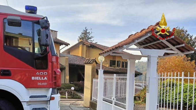 Incendio a Sagliano Micca, intossicato un uomo che ha provato a spegnere le fiamme