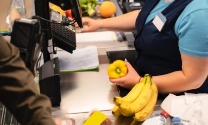 Lite per la coda al supermercato tra un un cassiere poco accomodante e un cliente esasperato