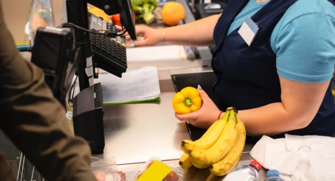 Lite per la coda al supermercato tra un un cassiere poco accomodante e un cliente esasperato