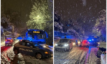 Polizia soccorre gli studenti a bordo di uno scuolabus bloccato dalla neve in via Ogliaro