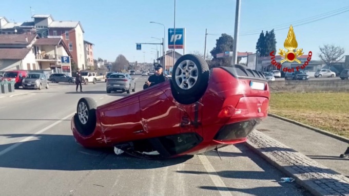 Incidente a Quaregna: un’auto cappottata