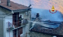 Il tetto va a fuoco: vigili del fuoco all'opera in Valle Cervo