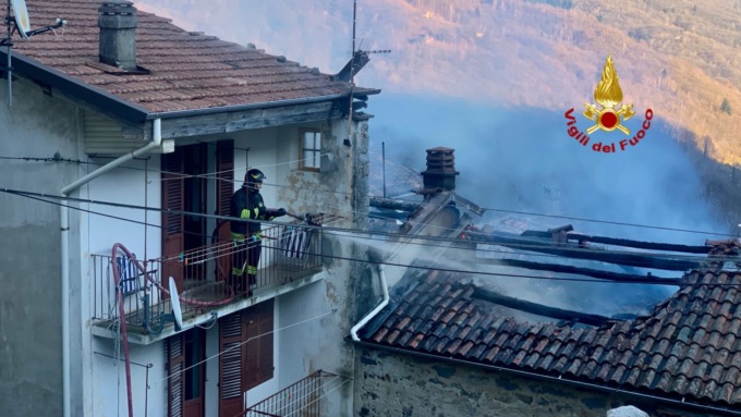 Il tetto va a fuoco: vigili del fuoco all’opera in Valle Cervo