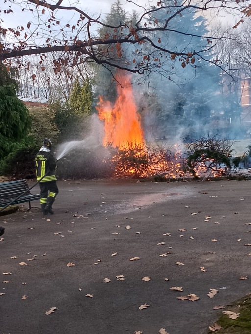 Incendio ai giardini Arequipa: appiccato da un petardo