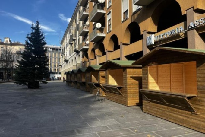 Posate dieci nuove casette di legno in piazza Vittorio Veneto