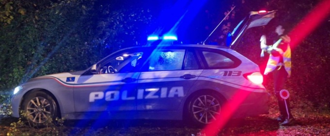 Lotta alle stragi del sabato sera, i controlli della Polizia stradale, che seda anche una rissa