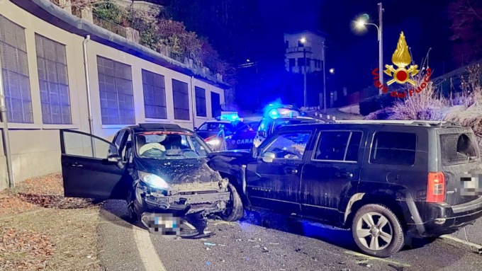Terribile schianto frontale tra due auto questa notte a Trivero. Tre feriti in ospedale