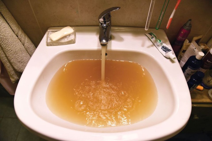 Acqua marrone dai rubinetti. Il Cordar al lavoro per riparare il guasto