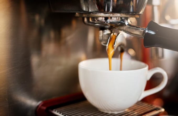 Il prezzo del caffè a livelli mai visti da quasi 50 anni: “A breve la tazzina al bar costerà 2 euro”