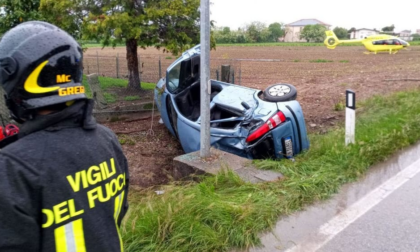 Presta l'auto a due dipendenti e loro gliela distruggono capottandosi a Salussola