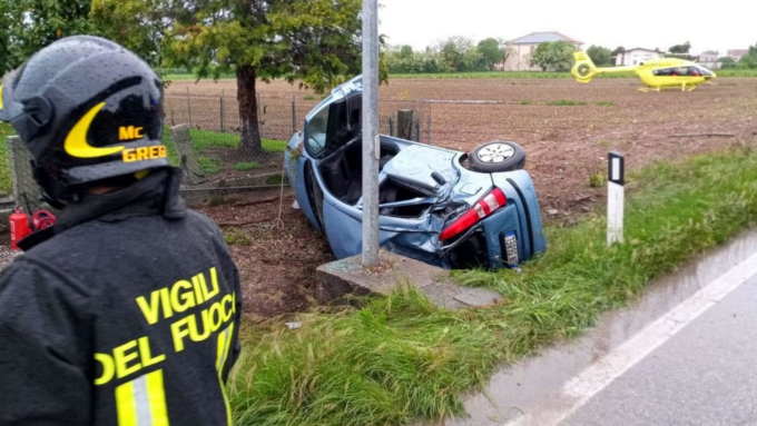 Presta l’auto a due dipendenti e loro gliela distruggono capottandosi a Salussola