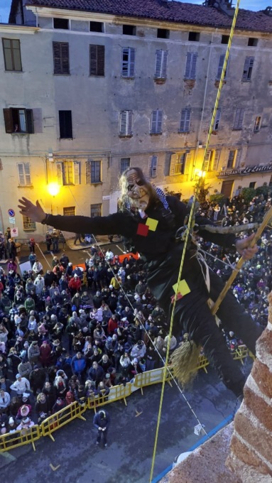 La discesa della Befana in Riva con la tradizionale festa del 6 gennaio
