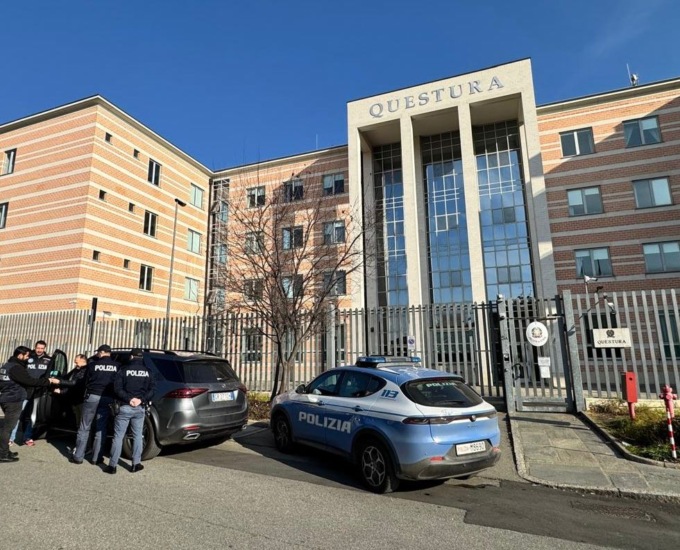La Polizia riconsegna una Mercedes rubata al proprietario prima ancora che si accorgesse di averne subito il furto