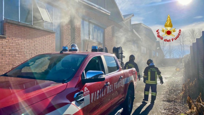 Fiamme in un capannone, nessuna persona coinvolta