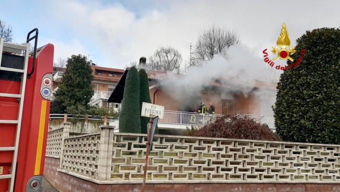 Incendio in appartamento a Cavaglià: Vigili del Fuoco all’opera