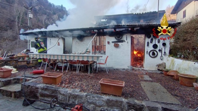 Rustico in fiamme in Valle Cervo