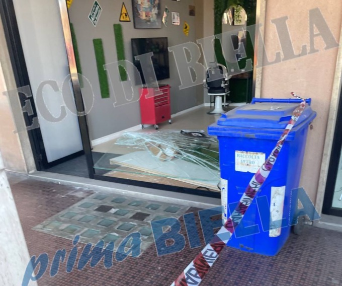 Sfondano la vetrata di un barbiere e gli rubano tutto: è la seconda volta in una settimana