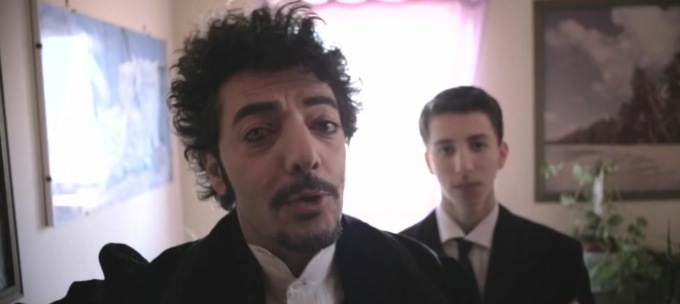 “Ci sono persone sospette che si aggirano in zona!”.  Testimoni di Geova nel mirino