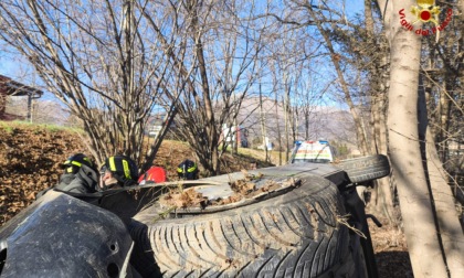 Si ribalta con l'auto finita fuori strada a Pollone. Un ferito in ospedale