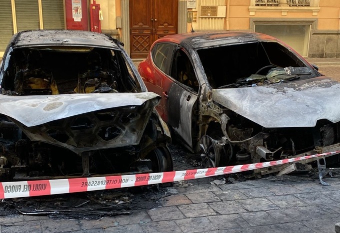 Rogo nella notte nel cuore di Biella, auto distrutte dalle fiamme