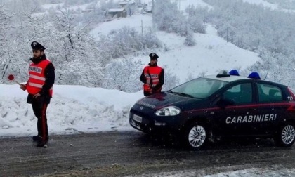 Si schianta con l'auto a Bielmonte, chiama i Carabinieri e poi sparisce