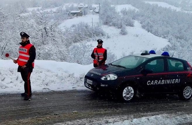 Si schianta con l’auto a Bielmonte, chiama i Carabinieri e poi sparisce