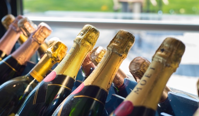 Brindano all’anno nuovo con lo champagne rubato in un ristorante