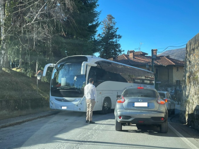 Incidente tra pullman e furgone a Graglia