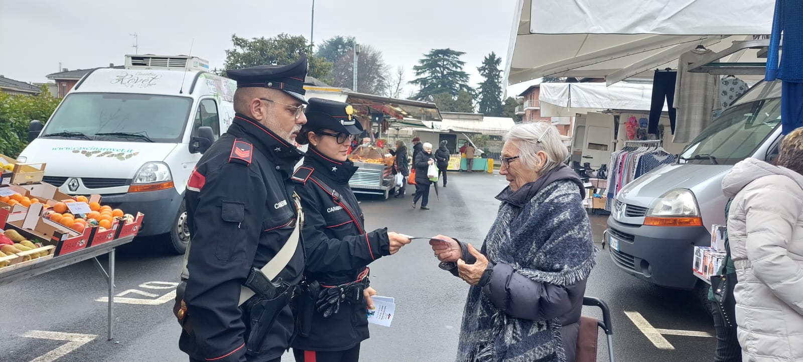 20250213_prevenzione_truffe_anziani_volantinaggio_mercato_Cavaglià