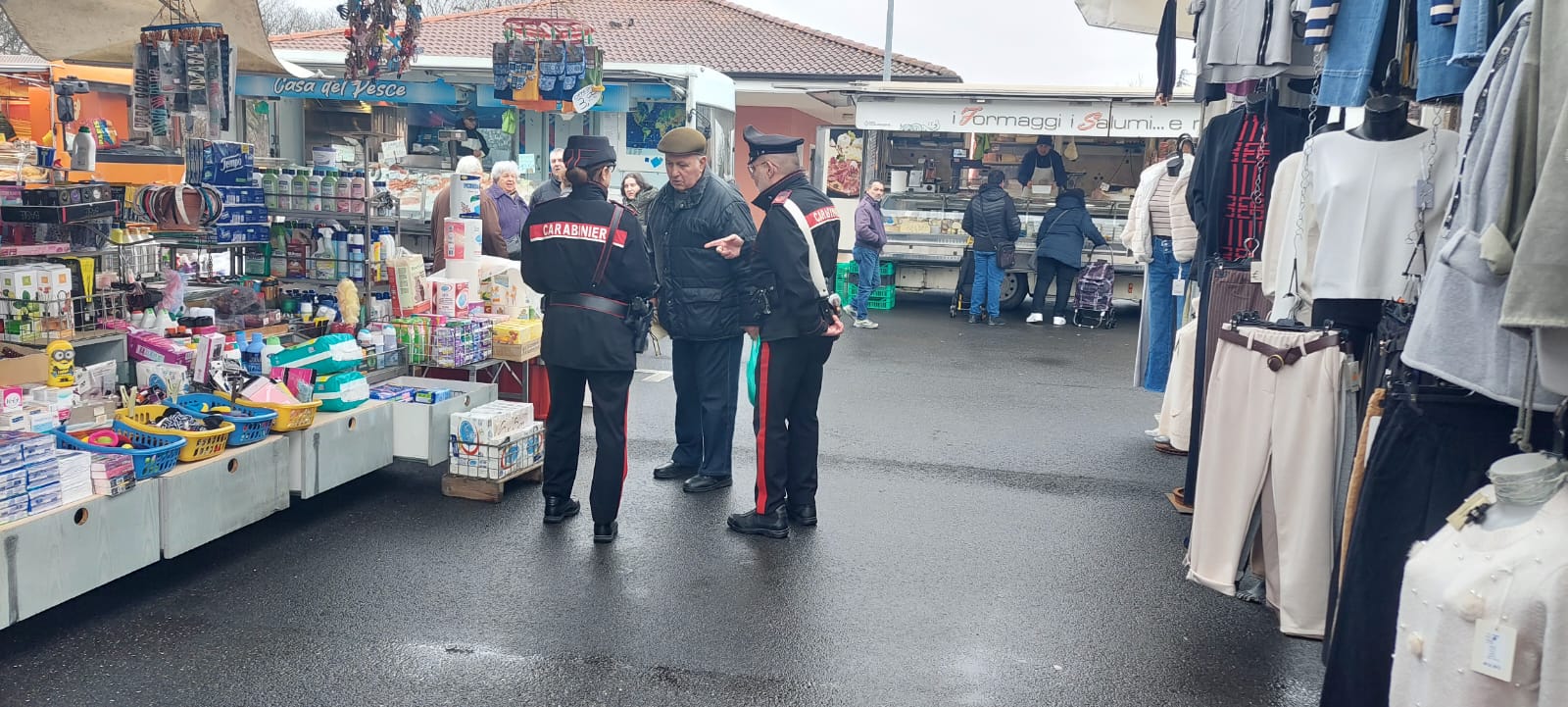 20250213_prevenzione_truffe_anziani_volantinaggio_mercato_Cavaglià6