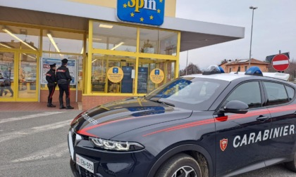 Carabiniere paga il tonno a un’anziana sorpresa a rubare