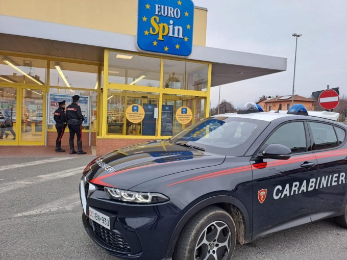 Carabiniere paga il tonno a un’anziana sorpresa a rubare
