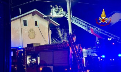 In fiamme un tetto di una casa, intervengono i Vigili del Fuoco