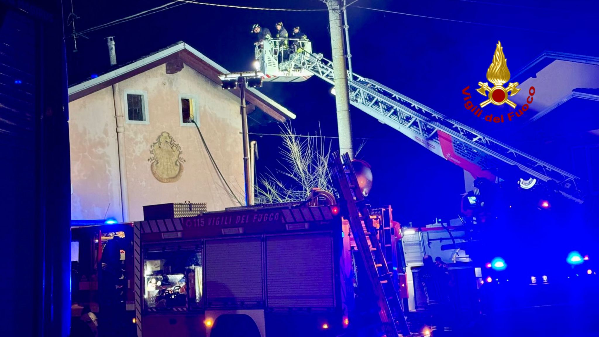 In fiamme un tetto di una casa