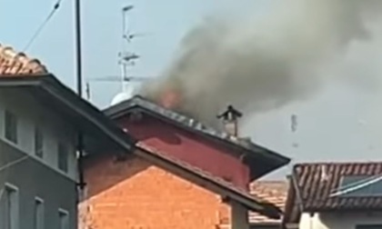 Candelo, incendio sul tetto: Vigili del Fuoco in azione, cane salvato