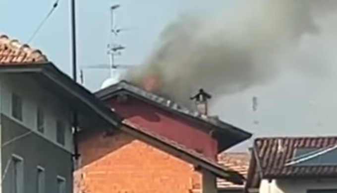 Candelo, incendio sul tetto: Vigili del Fuoco in azione, cane salvato