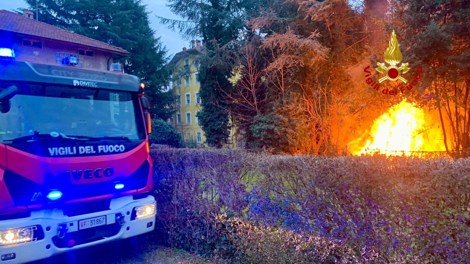 Vigili del fuoco spengono incendio 11