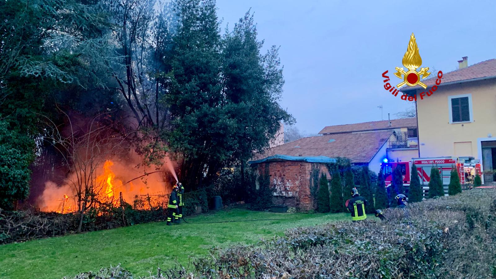 Vigili del fuoco spengono incendio 12