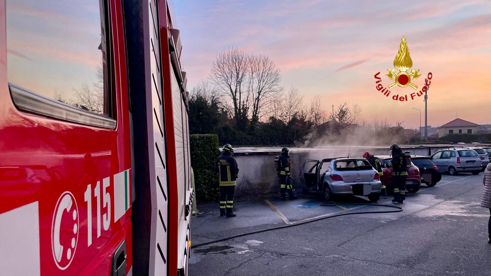 Vigili del fuoco spengono incendio auto 2