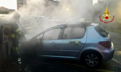 Auto in fiamme a Cossato spenta all'alba dai Vigili del fuoco