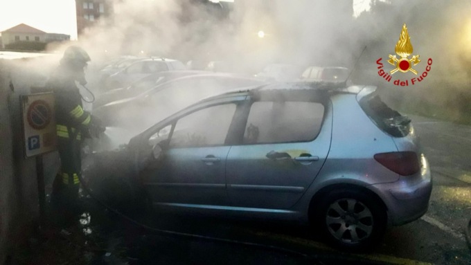 Auto in fiamme a Cossato spenta all’alba dai Vigili del fuoco