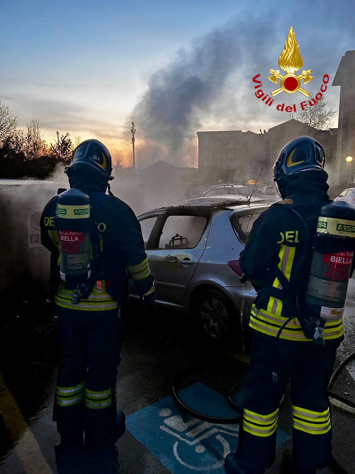 Vigili del fuoco spengono incendio auto