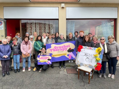 Foto di GLJ per ECO DI BIELLA - Signore dell'Uncinetto insieme ai membri del crochet Therapy tour