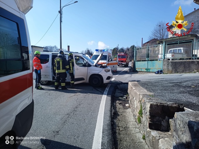 Valdilana: intervento dei Vigili del Fuoco per un incidente stradale