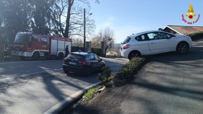 Incidente stradale a Ronco Biellese: auto bloccata in salita, illeso il conducente