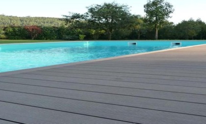 Decking in legno per giardini: idee di design per valorizzare gli spazi verdi