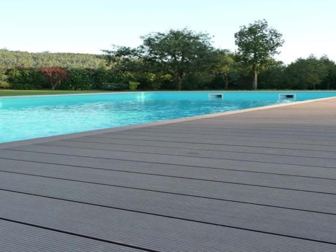 Decking in legno per giardini: idee di design per valorizzare gli spazi verdi